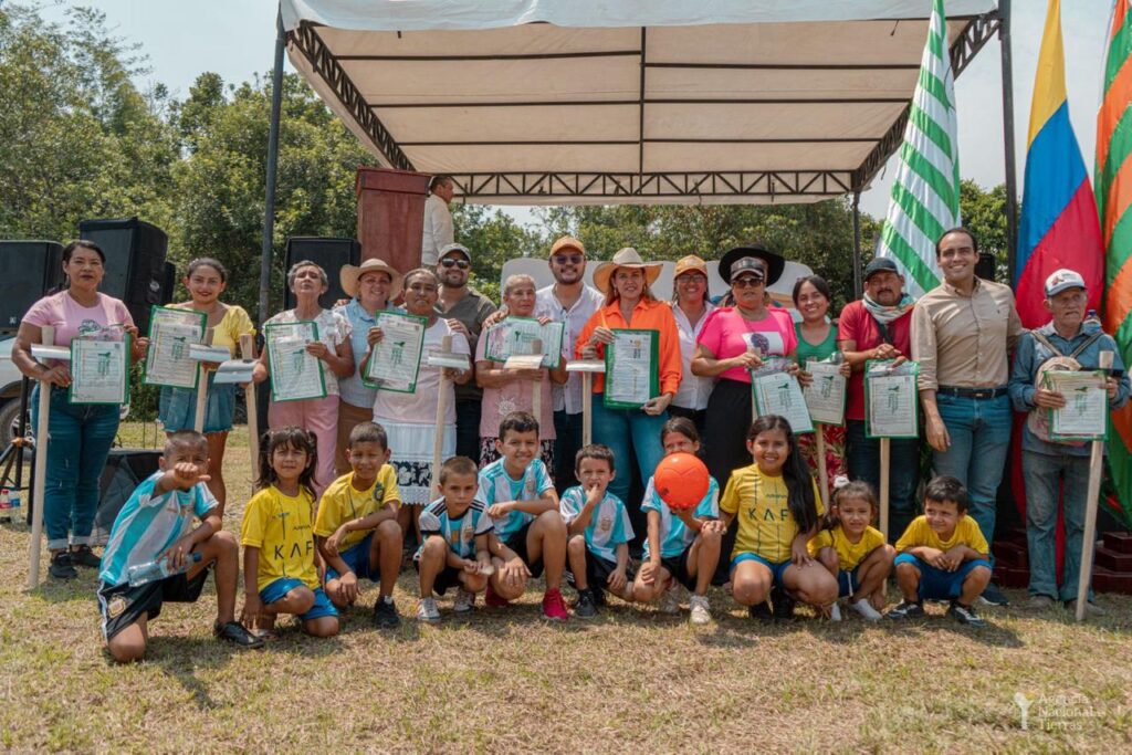 Varias personas, entre niños, adultos, personas de la tercera edad y miembros de la ANT.