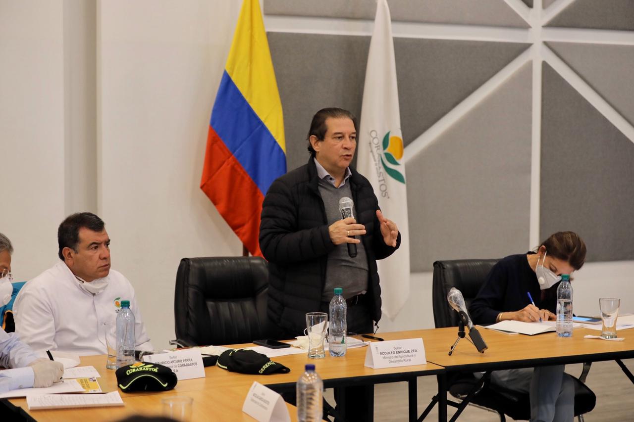 El Ministro de Agricultura, Rodolfo Enrique Zea Navarro, con dos funcionarios, en mesa de conversación sobre la vigilancia de precios de los insumos agropecuarios durante el estado de emergencia.