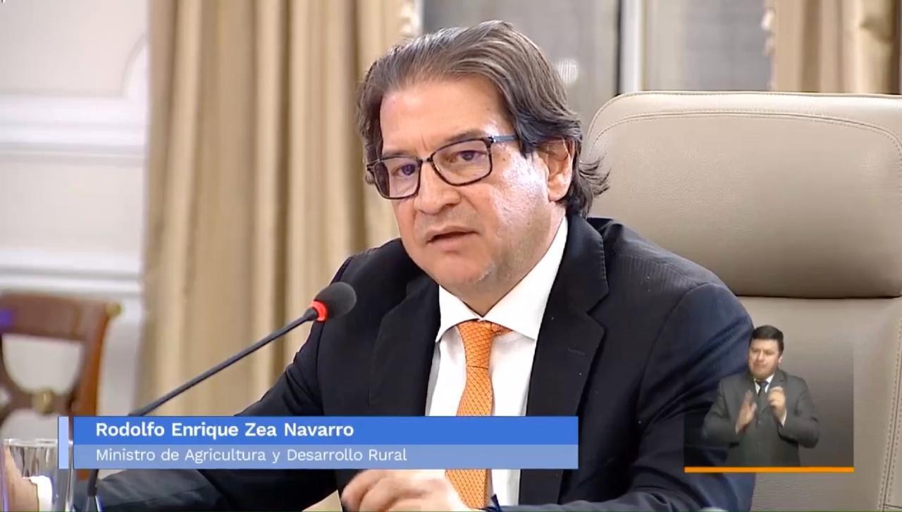 Ministro de Agricultura, Rodolfo Enrique Zea Navarro, en conferencia anunciando la puesta en marcha de la “Línea de Crédito Colombia Agro y a su vez la imagen de un persona intérprete de lengua de señas.