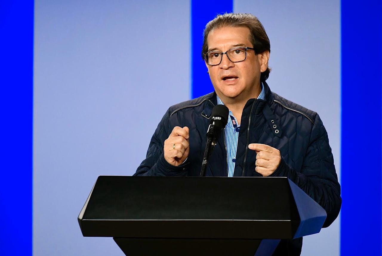 El Ministro de Agricultura, Rodolfo Enrique Zea Navarro, anunciando la disposición todos los canales de atención del Ministerio y la línea exclusiva de denuncias vía WhatsApp.