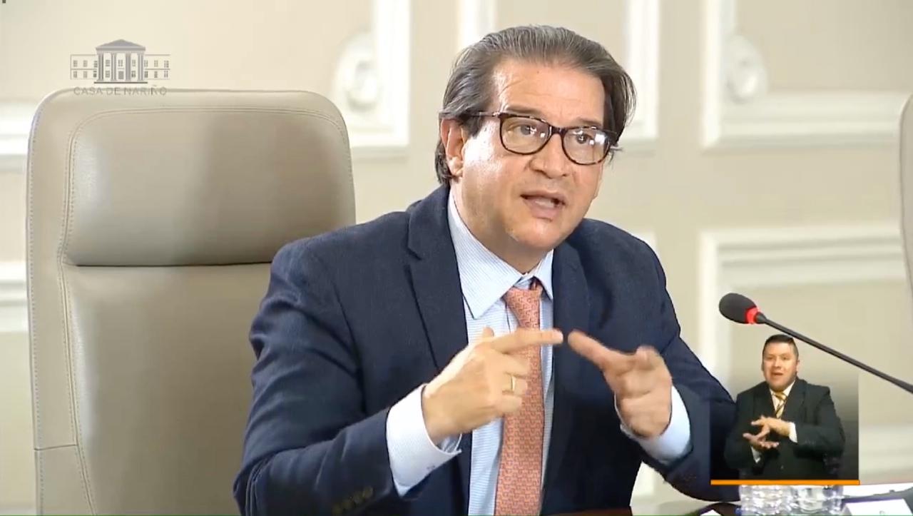 El Ministro de Agricultura y Desarrollo Rural, Rodolfo Zea Navarro, informa que pequeños y medianos productores tendrán dos años de gracia para el pago de sus obligaciones financieras con el FONSA.