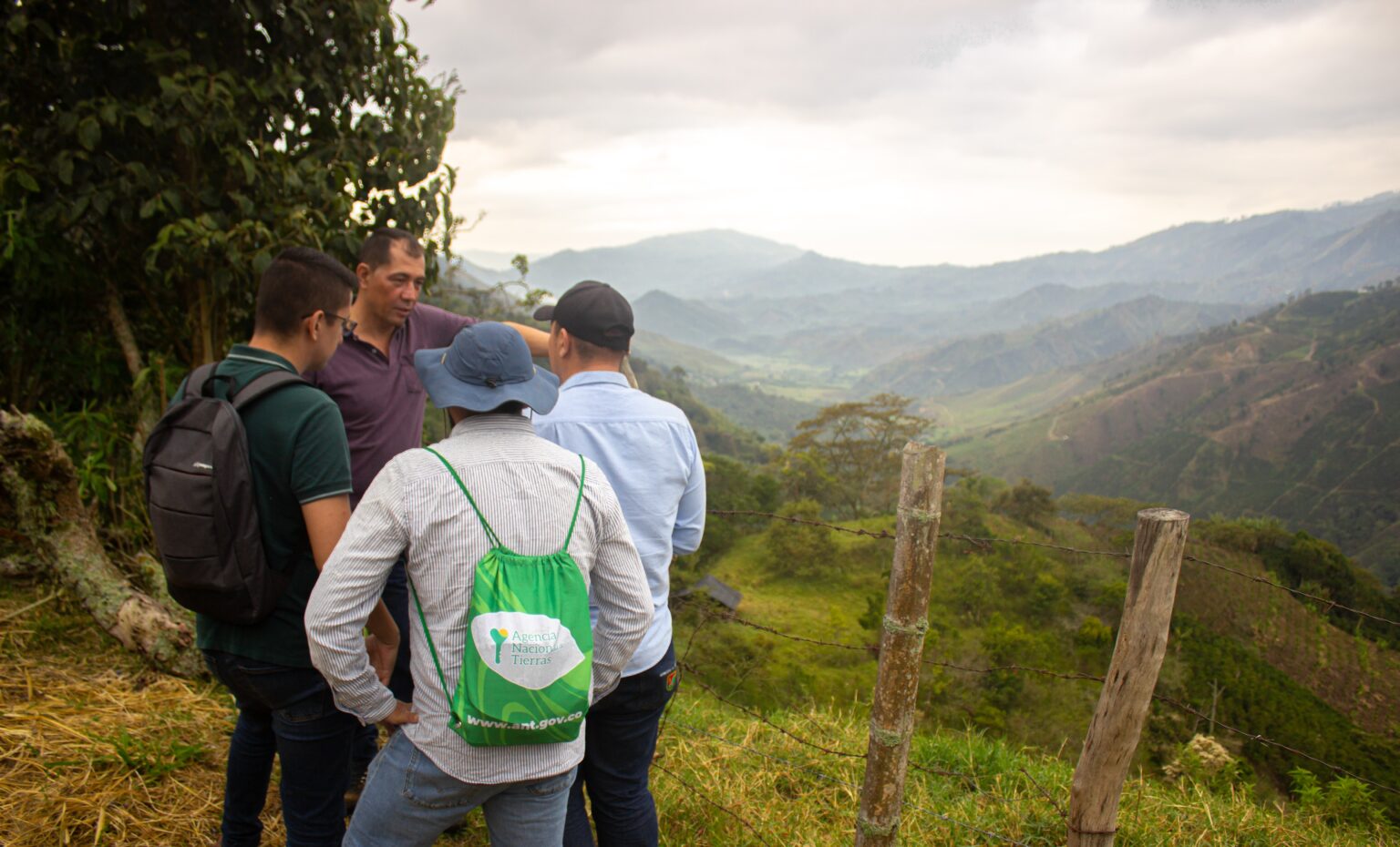 Tres personas mirando hacia las montañas en algún municipio de Risaralda.