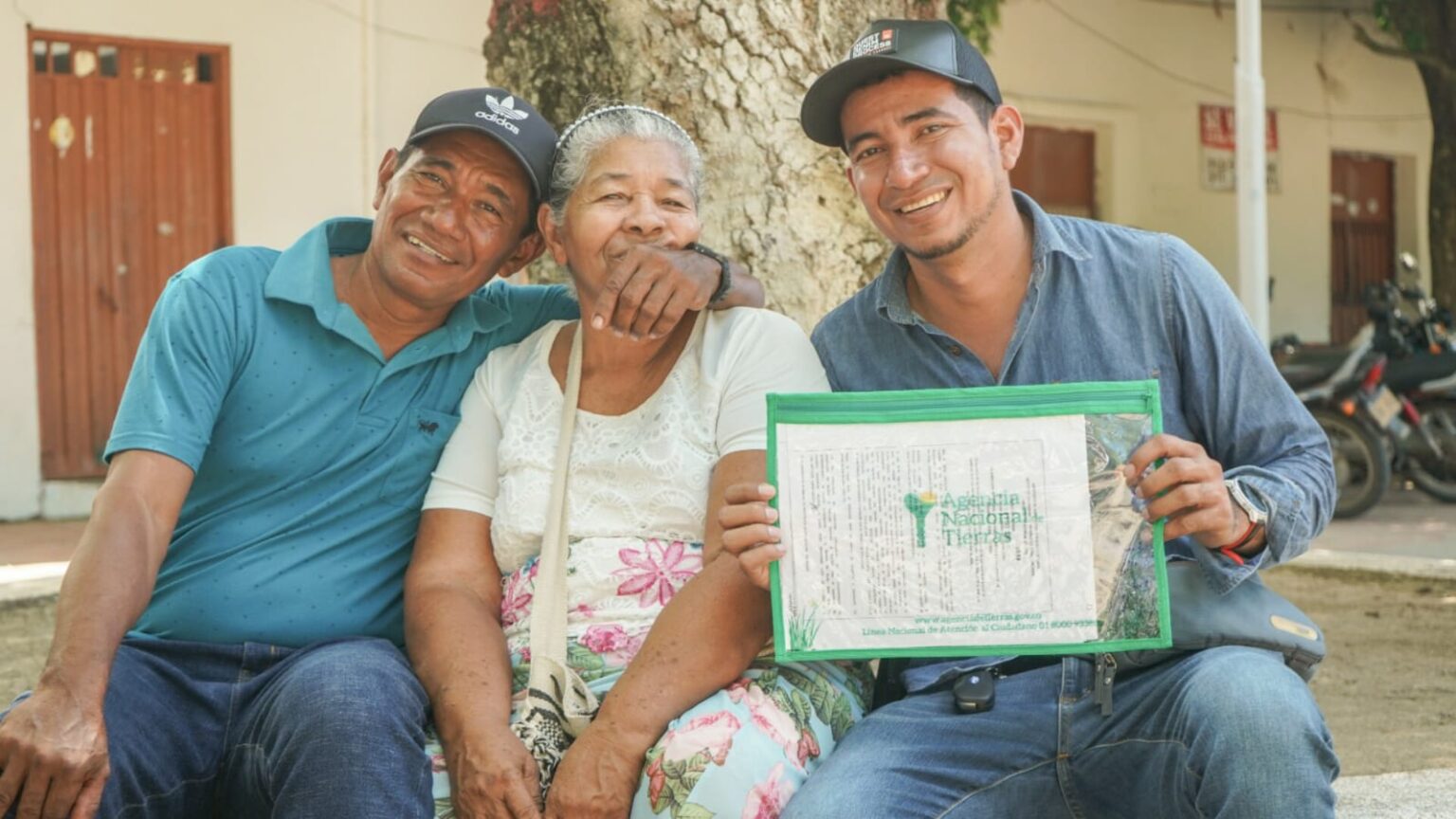 Tres campesinos, dos hombres y una mujer de la tercera edad, beneficiados con la entrega de títulos en el sur de Bolívar.
