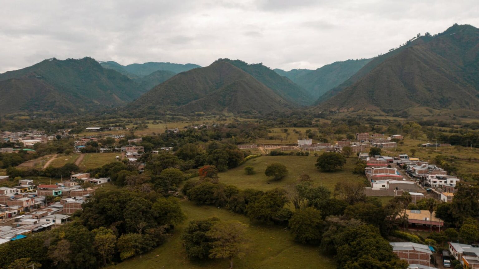 Fotografía panorámica de las montañas y el pueblo en Huila.