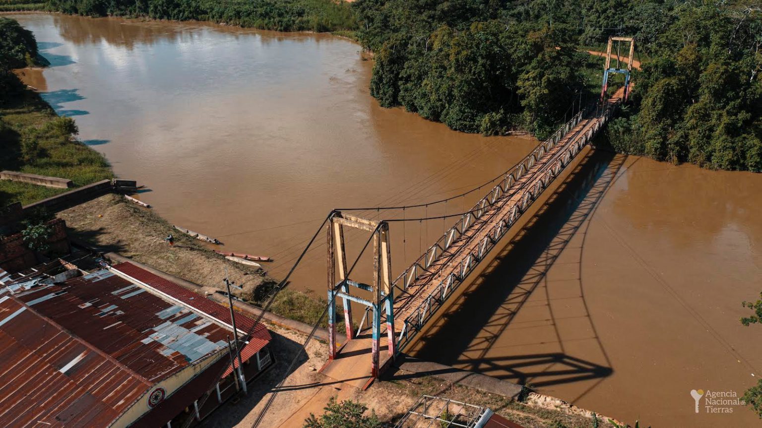 Fotografía aérea de un puente que atraviesa un río en el Meta.