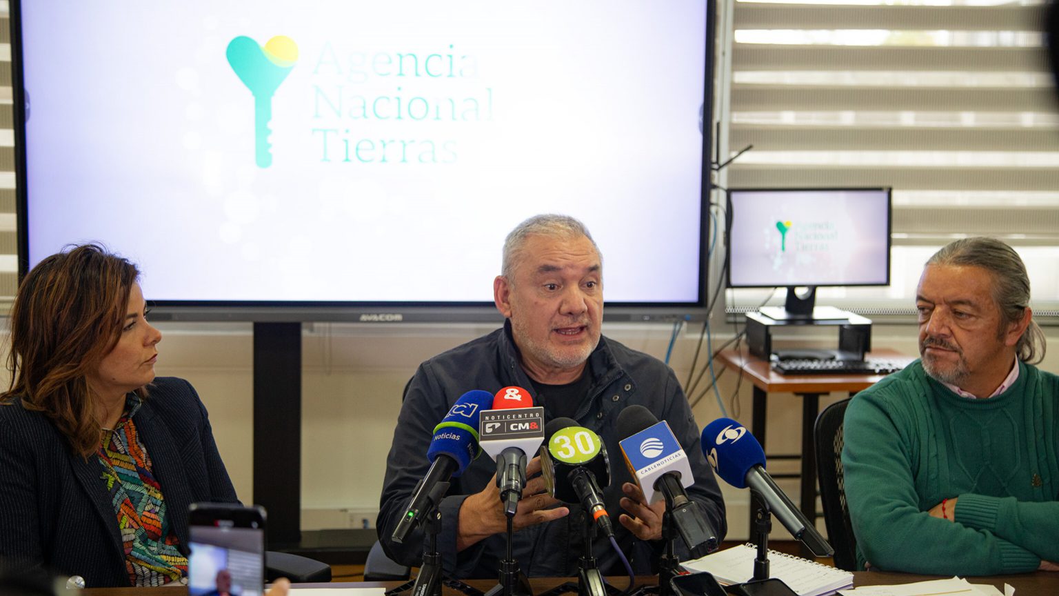 Gerardo Vega director general de la Agencia Nacional de Tierras dando declaraciones frente a medios de comunicación.