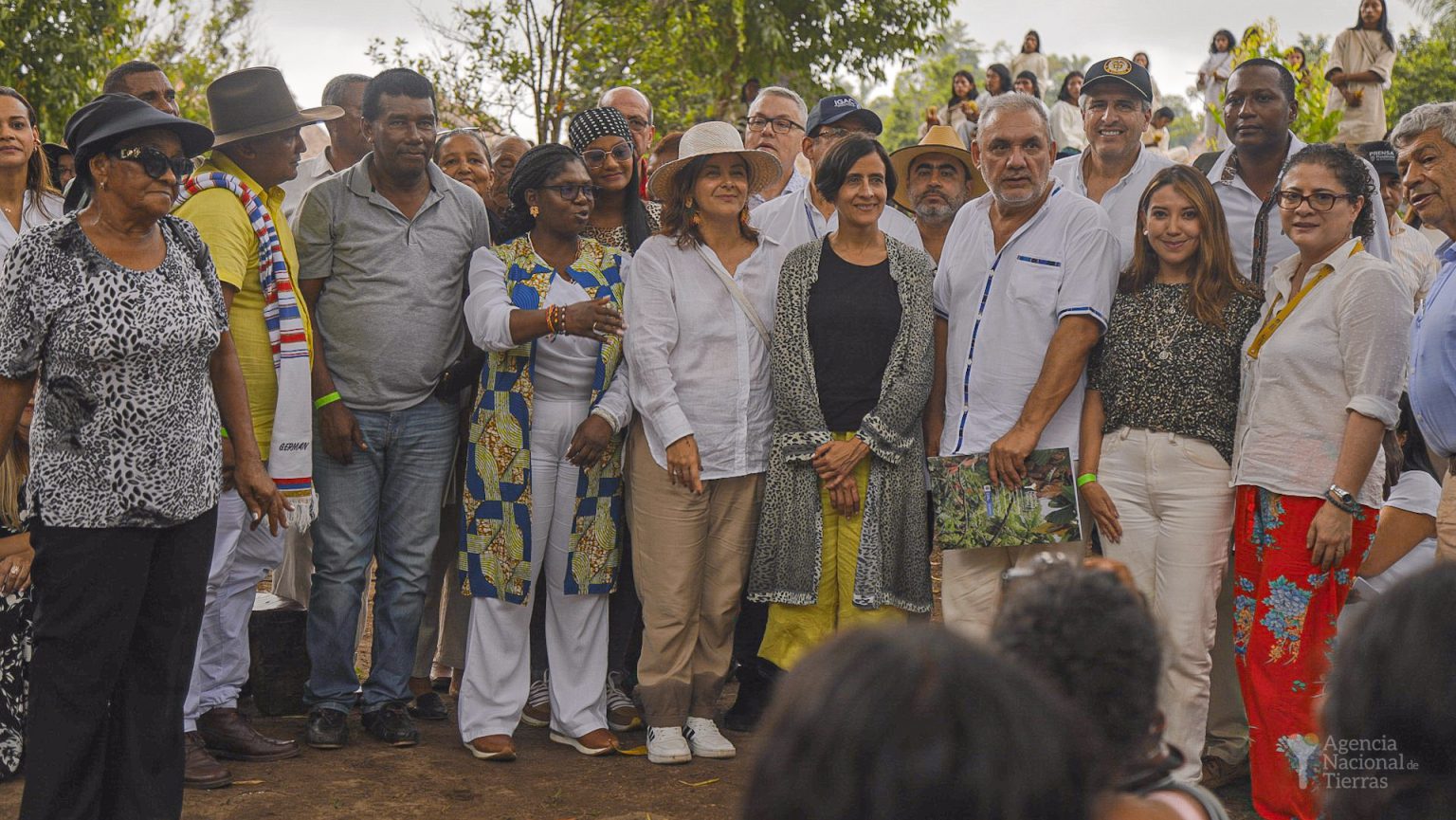 Miembros del gobierno, Gerardo Vega y beneficiarios afro e indígenas con la entrega de tierras.