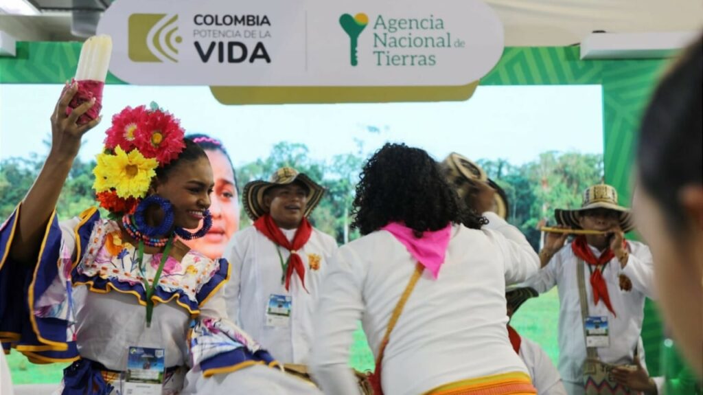 Grupo musical de San Marcos dando una muestra cultural, con trajes autóctonos en la la feria del sector agropecuario , AgroExpo 2023.