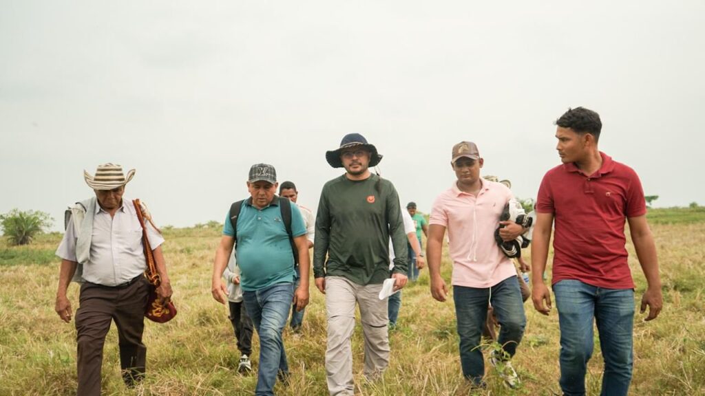 Grupo de varios hombres caminando sobre un predio.