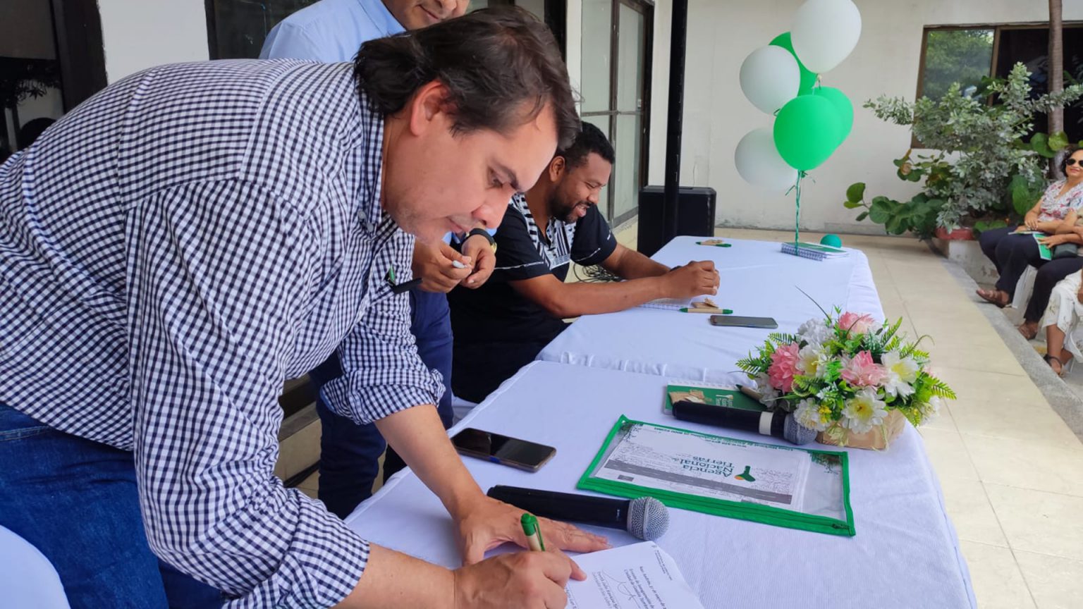 Tony Lozano Berrocal, director de Ordenamiento Social de la Propiedad de la ANT, firmando un documento.