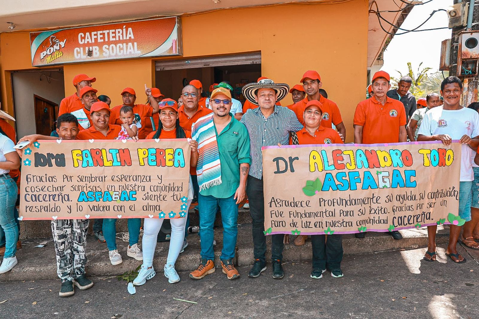 un-grupo-de-personas-que-sostienen-letreros-fuera-de-un-edificio-junto-a-director-ant