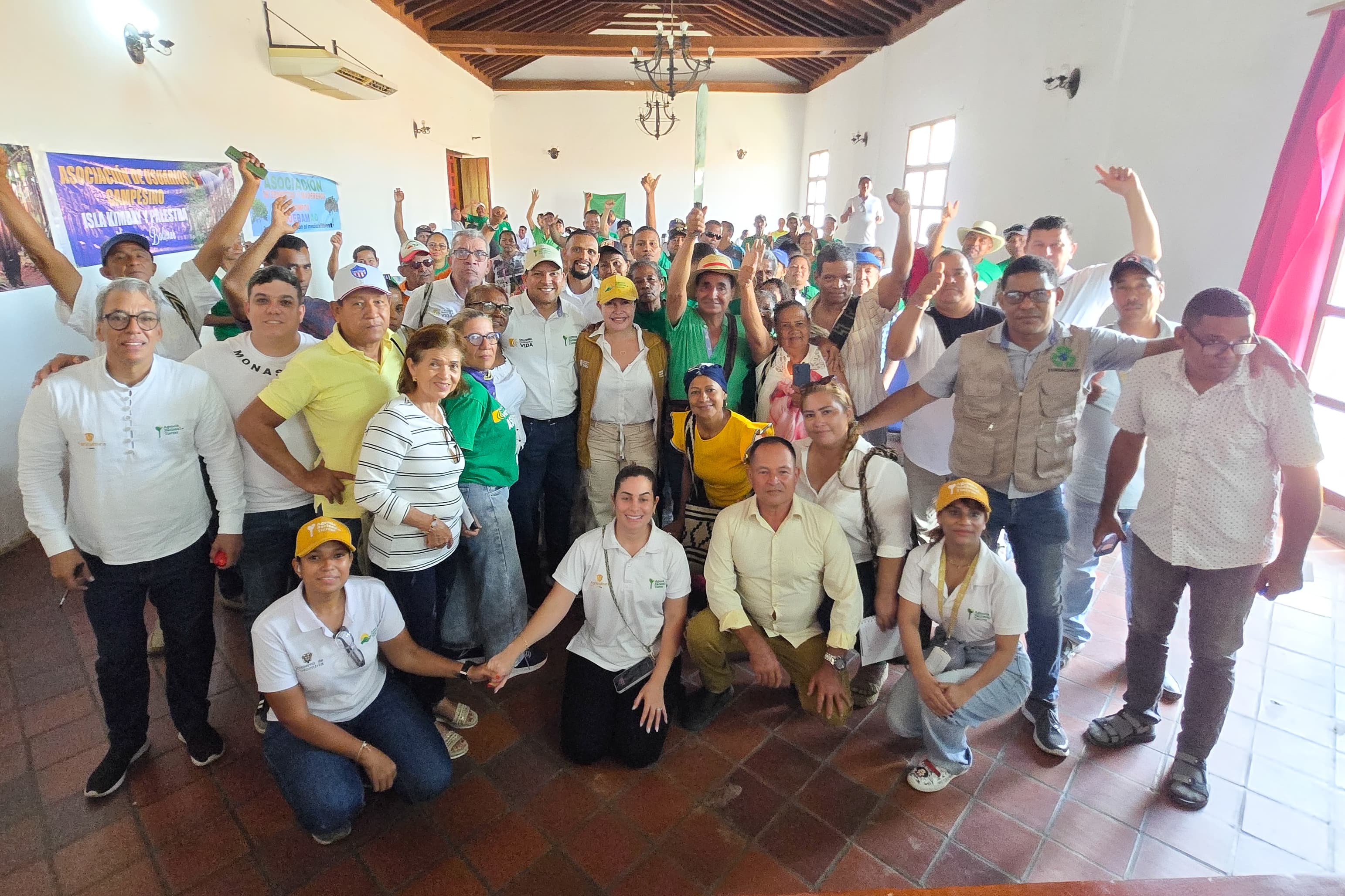 funcionarios-ant-y-campesinos-de-mompox-reunidos