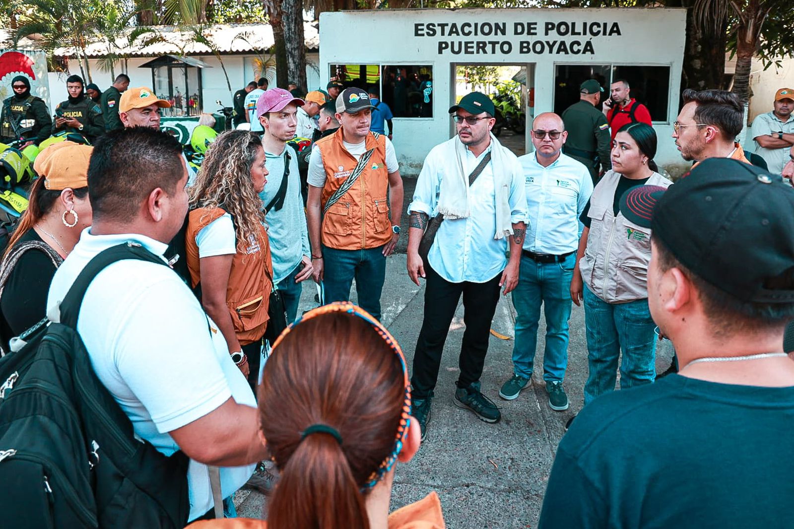 un-grupo-de-personas-parados-frente-a-un-edificio