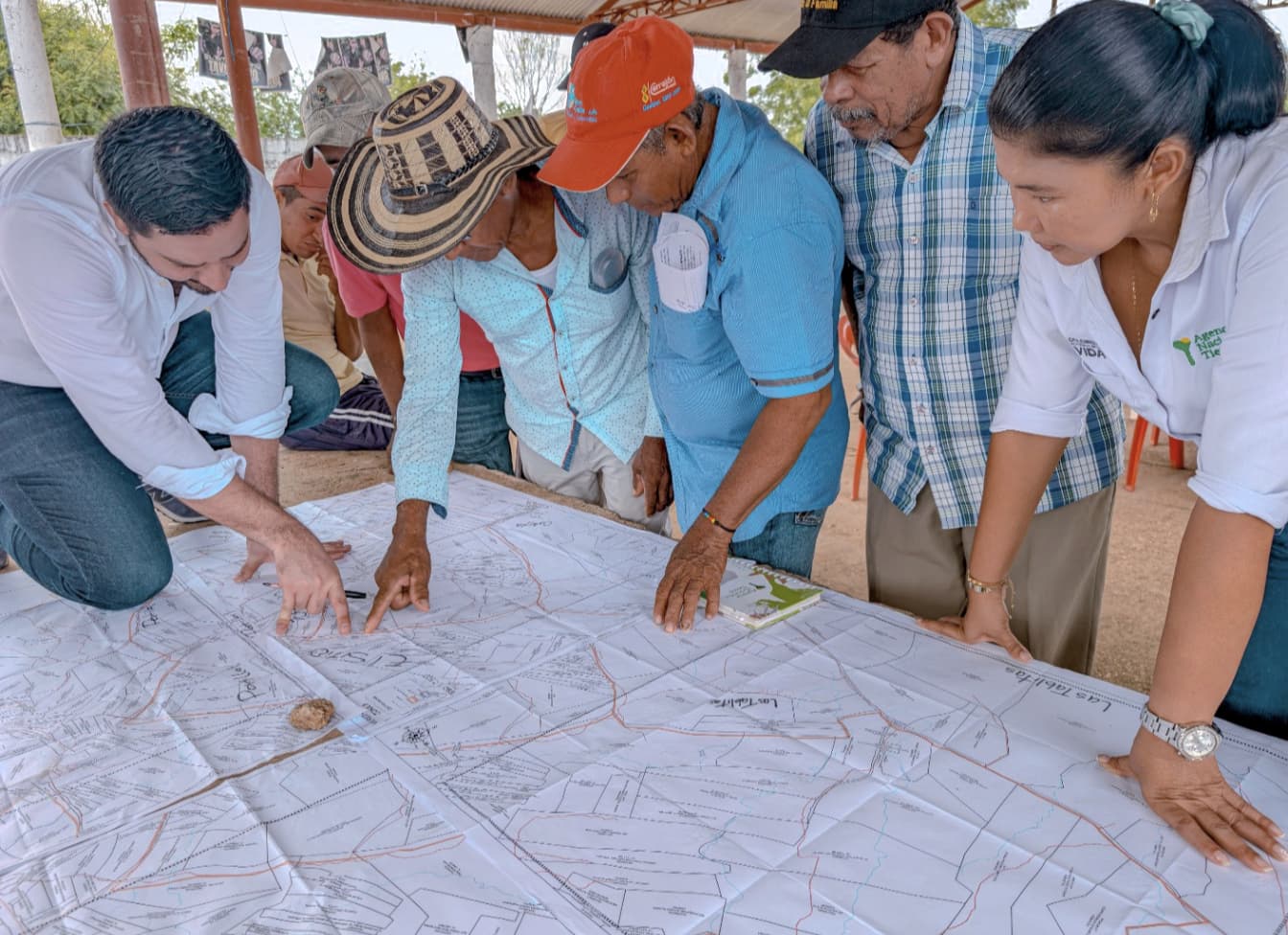 un-grupo-de-personas-que-miran-un-mapa-en-una-mesa