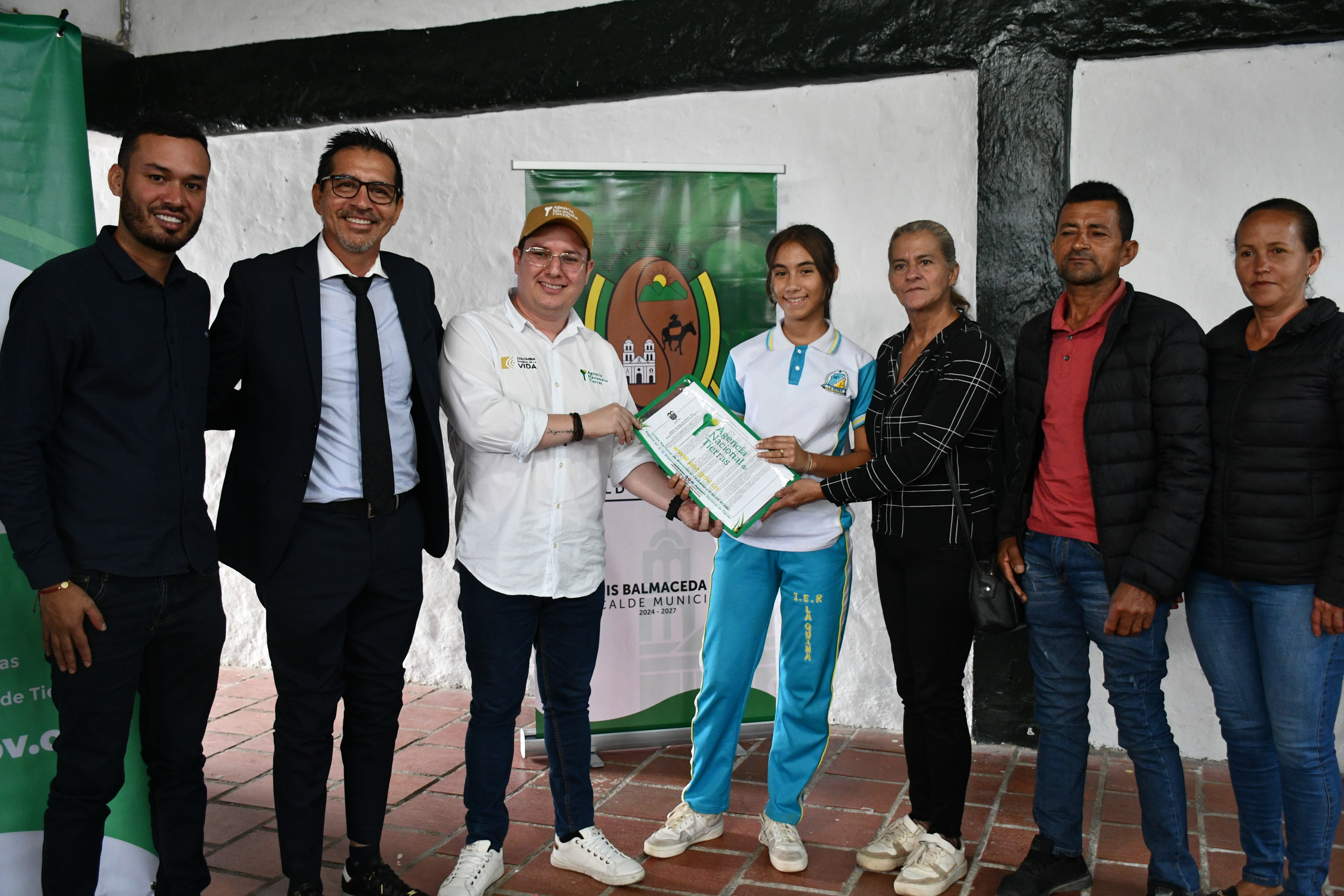 un-grupo-de-personas-que-se-unen-juntas-sosteniendo-un-certificado