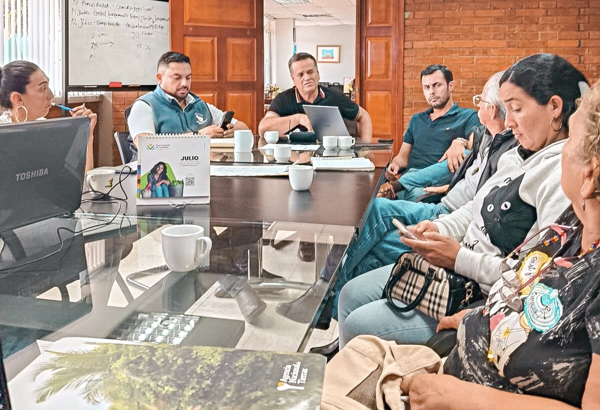 un-grupo-de-personas-sentadas-dialogando