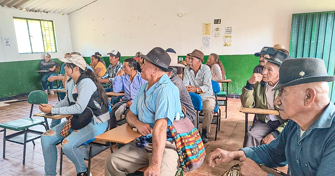 un-grupo-de-personas-sentadas-en-sillas-en-un-saln-de-clases