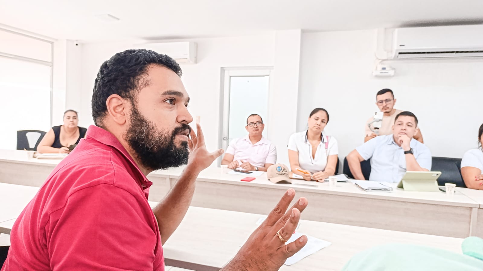 un-hombre-esta-hablando-con-un-grupo-de-personas-en-un-aula