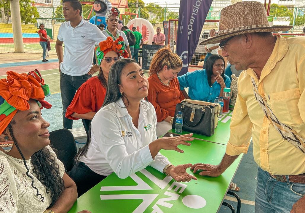 Campesino-siendo-atendidos-por-funcionaria-ant