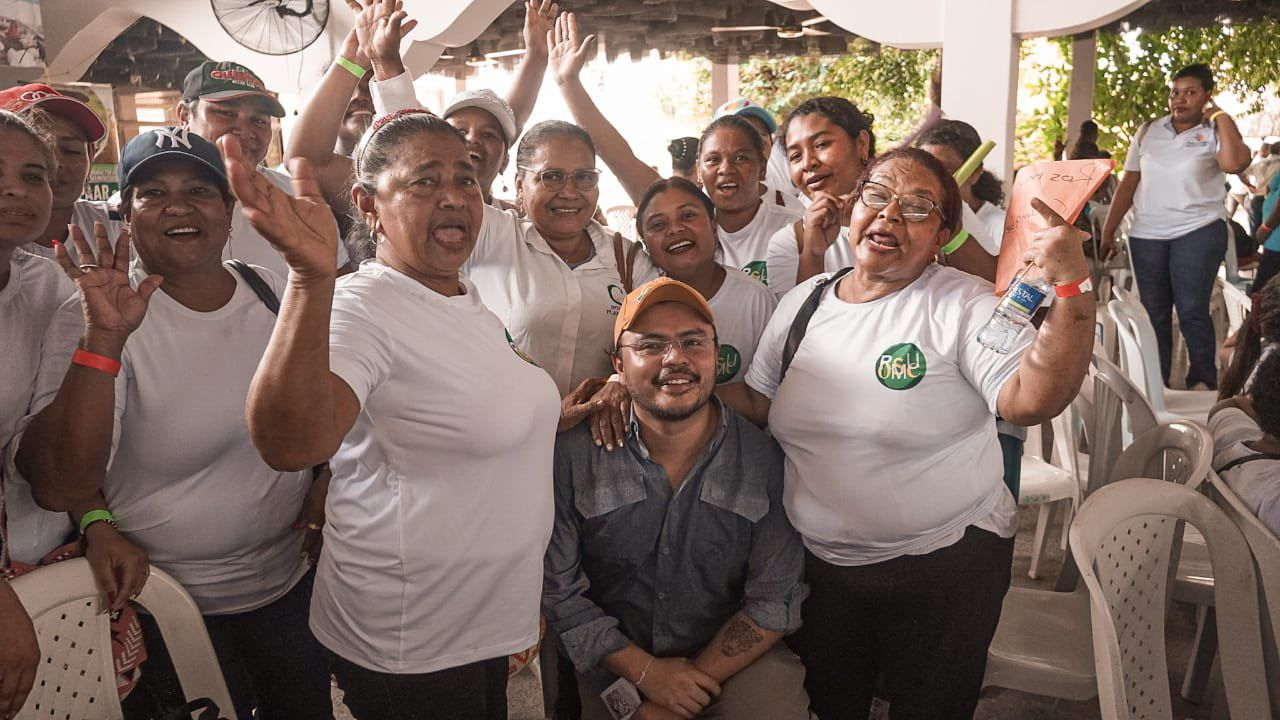 un-grupo-de-personas-posando-para-una-foto-con-las-manos-en-alto