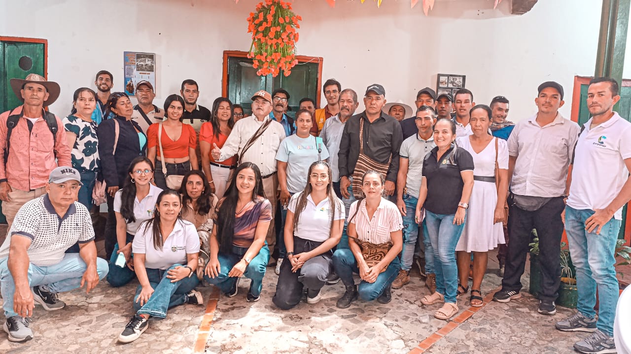 un-grupo-de-personas-posando-para-una-foto-frente-a-un-edificio