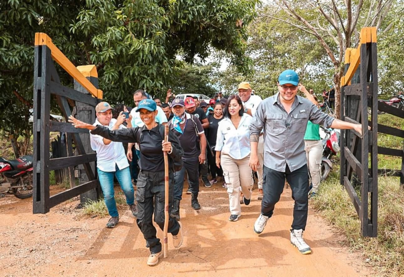 un-grupo-de-personas-que-caminan-por-un-puente-de-madera