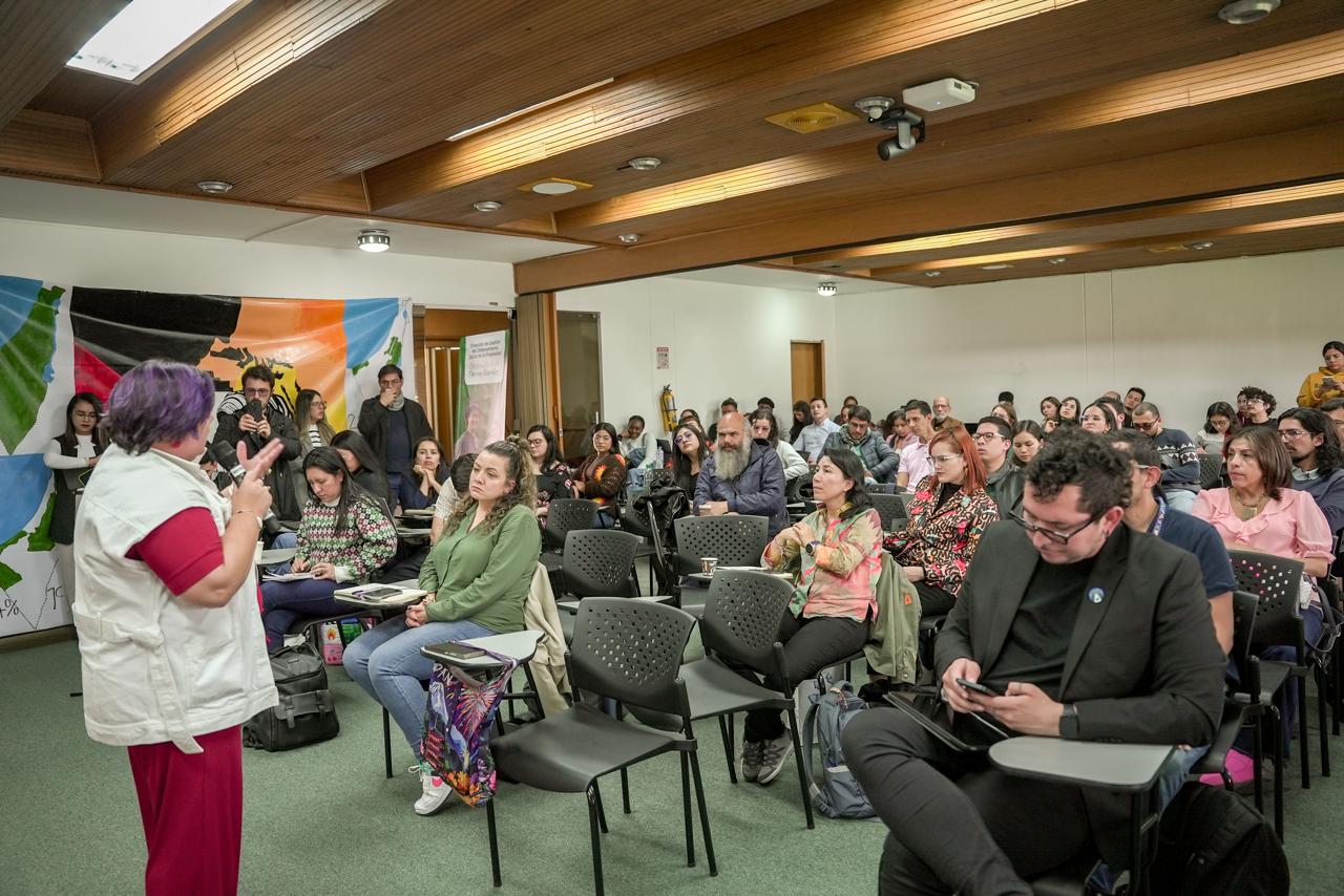un-grupo-de-personas-sentadas-en-sillas-en-un-salon