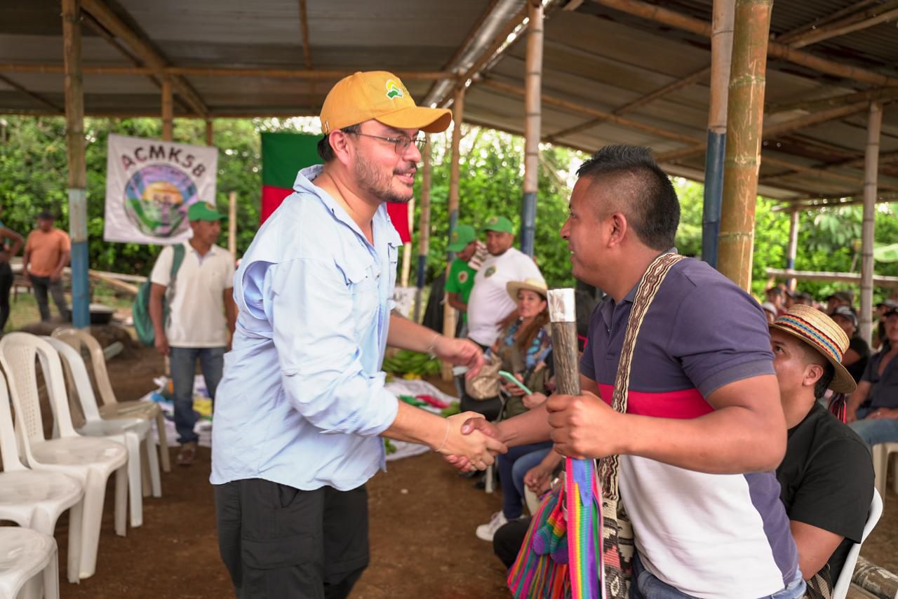director-ant-dandose-la-mano-con-indigena-en-una-reunion