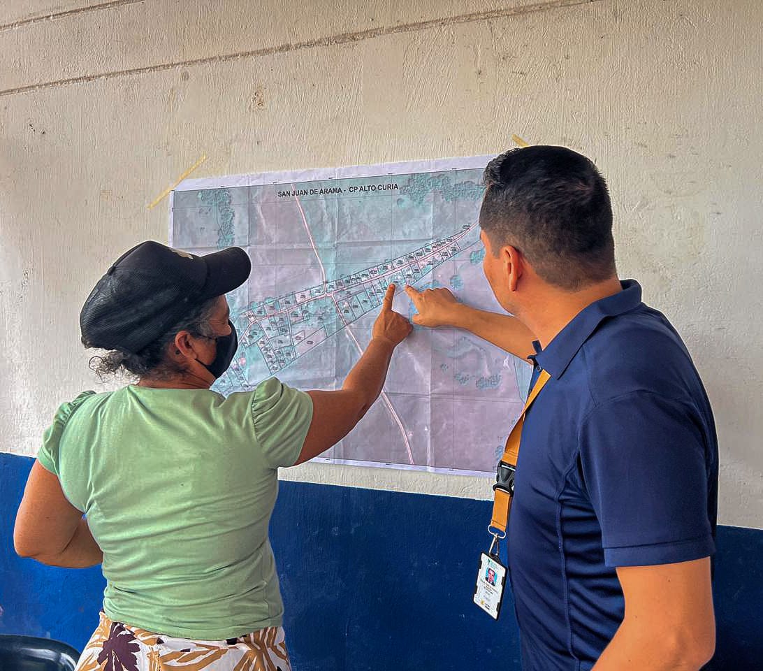 un-hombre-y-una-mujer-sealando-un-mapa-en-una-pared