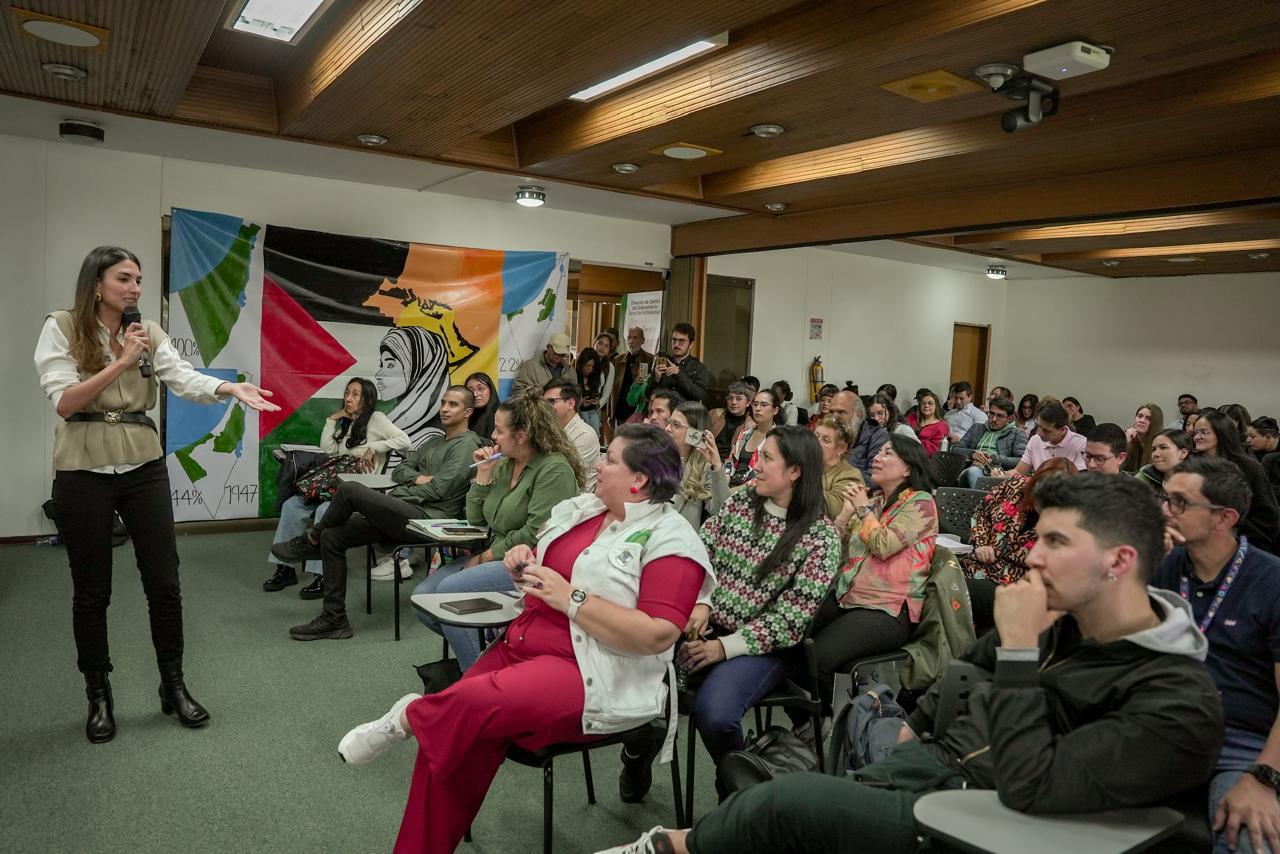 una-mujer-que-da-una-presentacin-a-un-grupo-de-personas