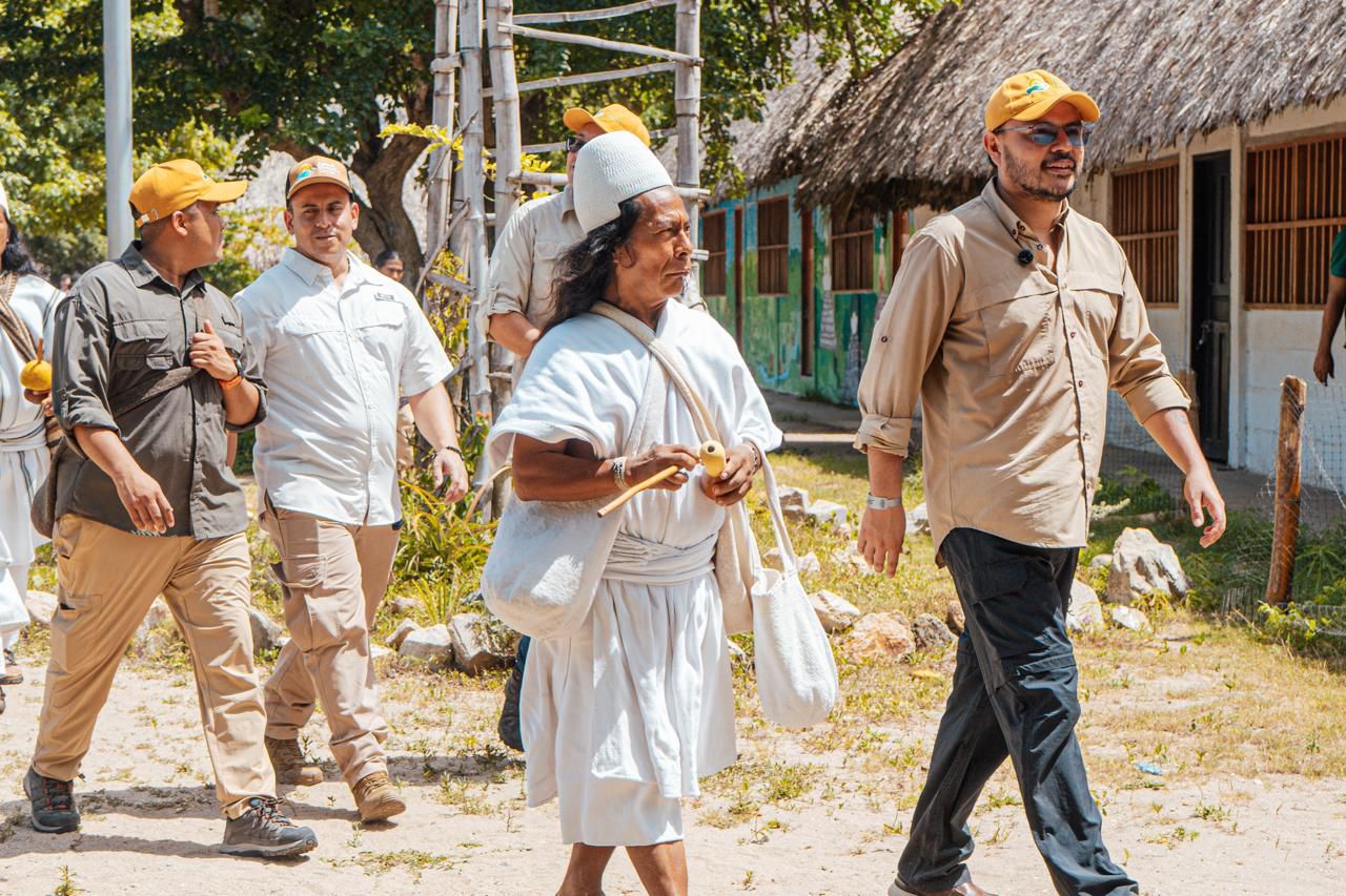 indigena-arhuaco-caminando-acompanado-de-director-ant