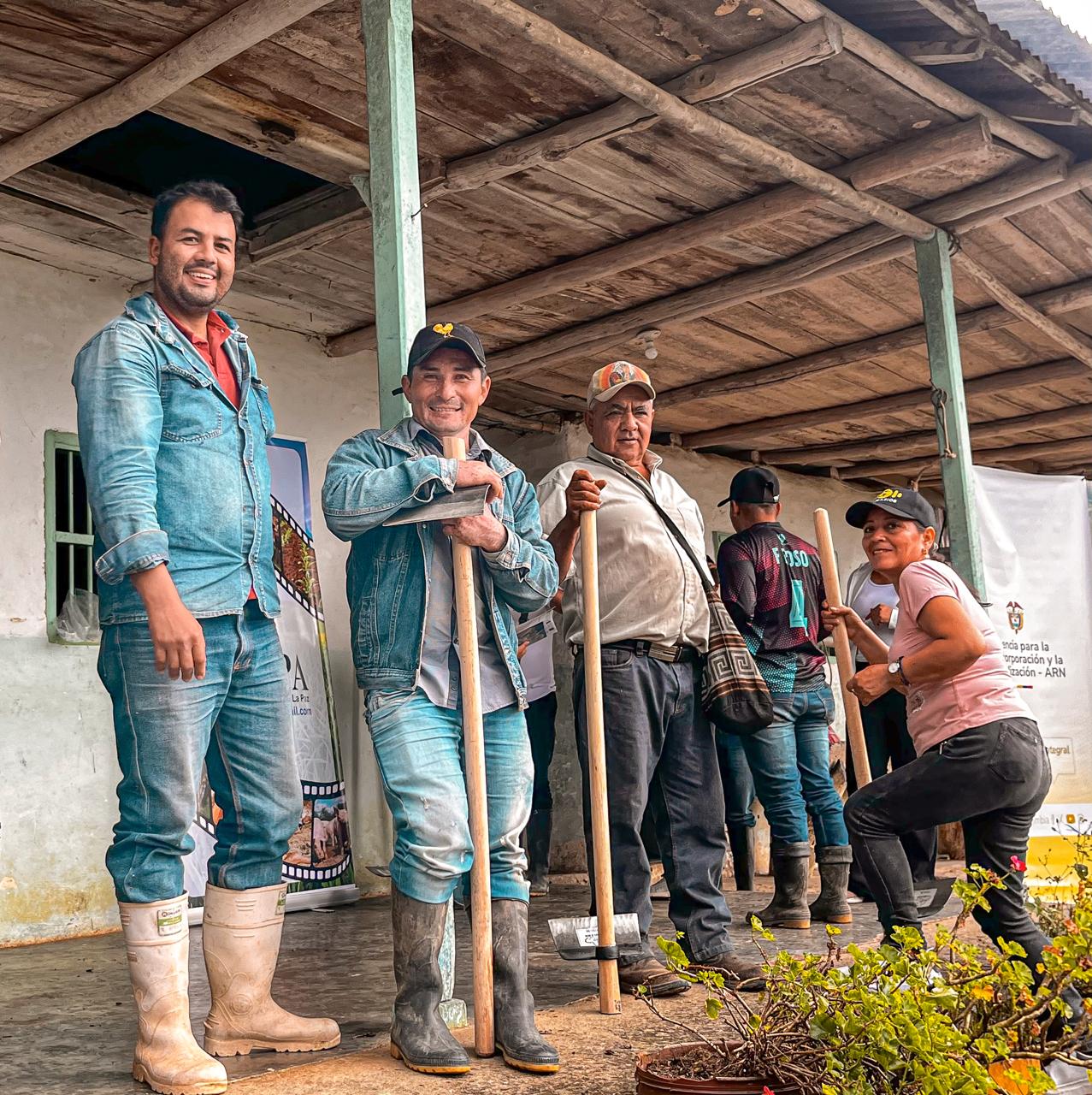 un-grupo-de-personas-parados-afuera-de-un-edificio