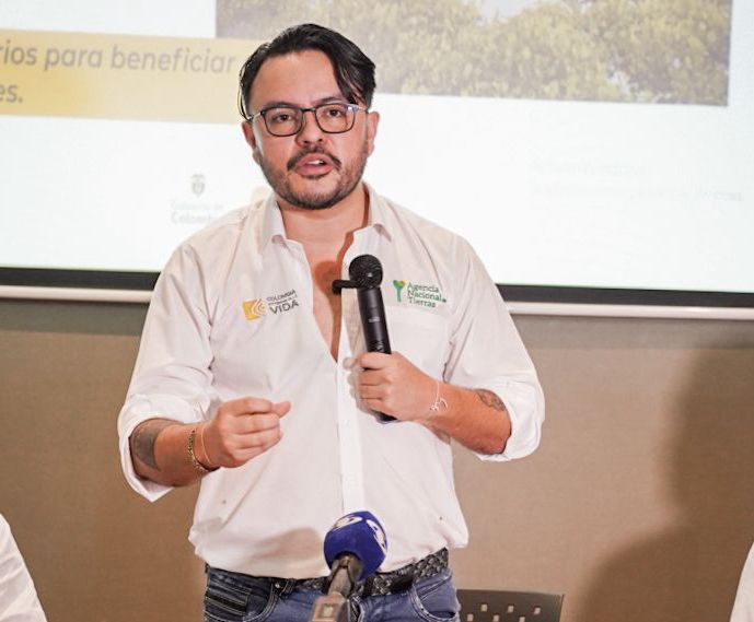 director-ant-hablando-con-microfono-en-la-mano