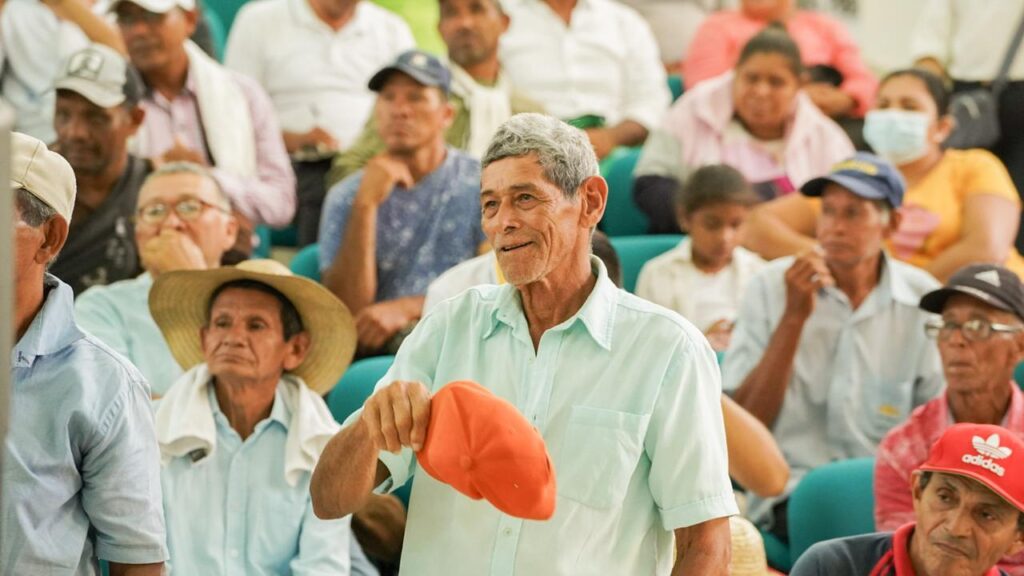 Campesinos manifestando sus puntos de vista.