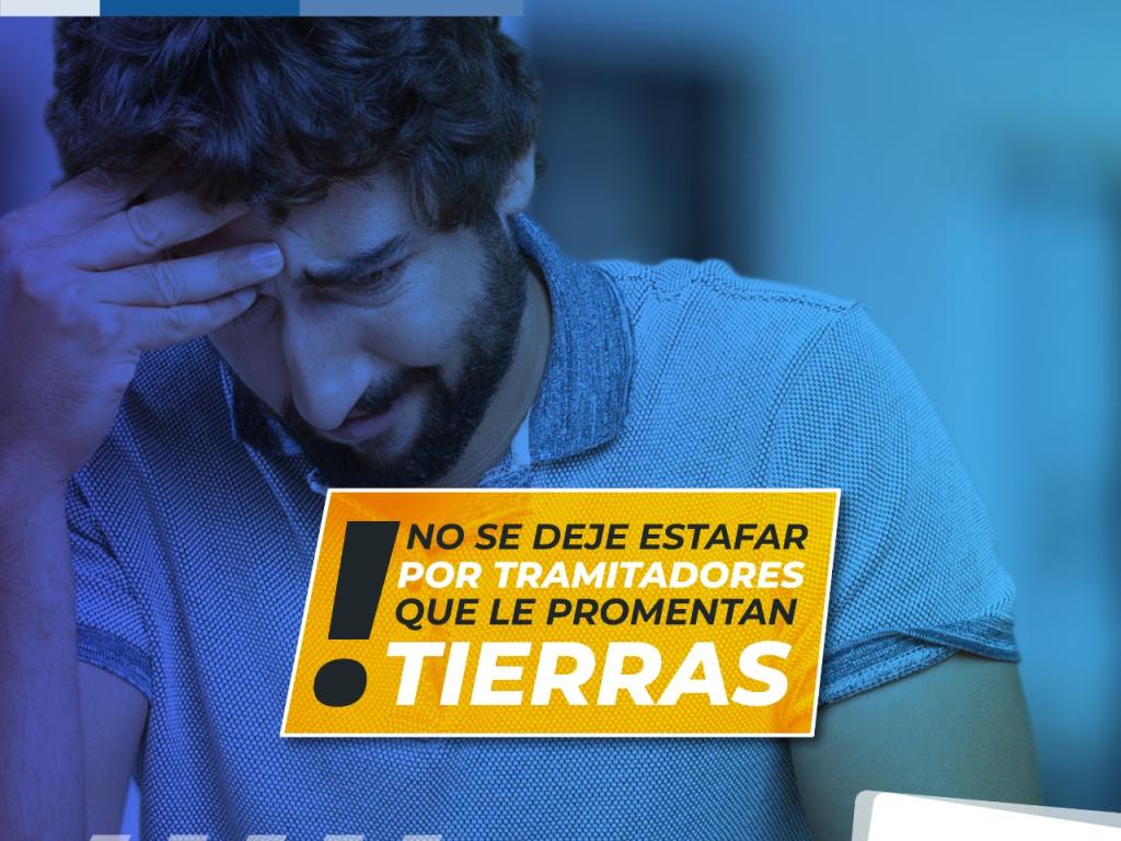 Anuncio informativo sobre la fotografía de un hombre quien luce angustiado con la cabeza semi agachada y su mano izquierda tocando la cabeza. EN la parte inferior al centro, el anuncio que comunica: NO SE DEJE ESTAFAR POR TRAMITADORES QUE LE PROMETEN TIERRAS. En la parte superior izquierda aparece el logo del Gobierno: El campo es de todos / Minagricultura.