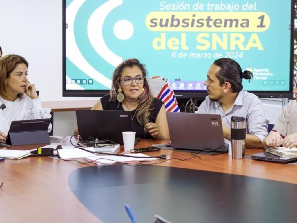 Fotografía de la sesión de firma de convenio.