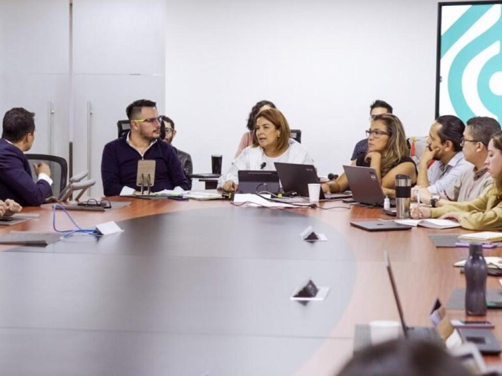 Fotografía de la sesión de firma de convenio.