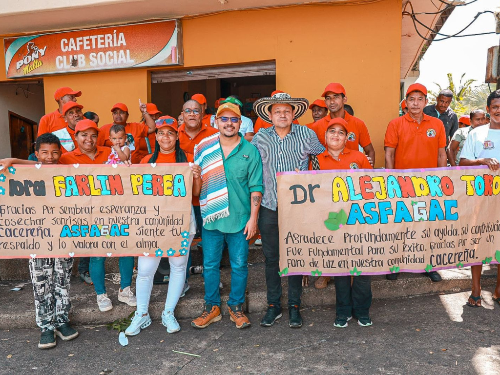 un-grupo-de-personas-que-sostienen-letreros-fuera-de-un-edificio-junto-a-director-ant