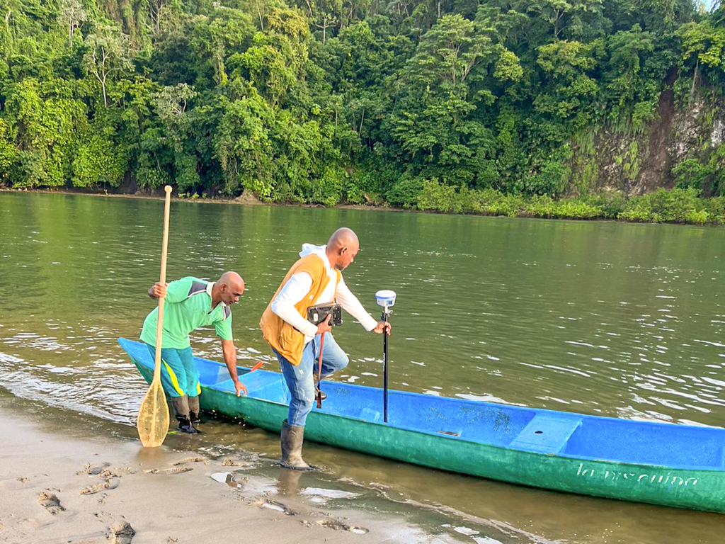 dos-hombres-estn-cargando-un-bote-en-una-playa