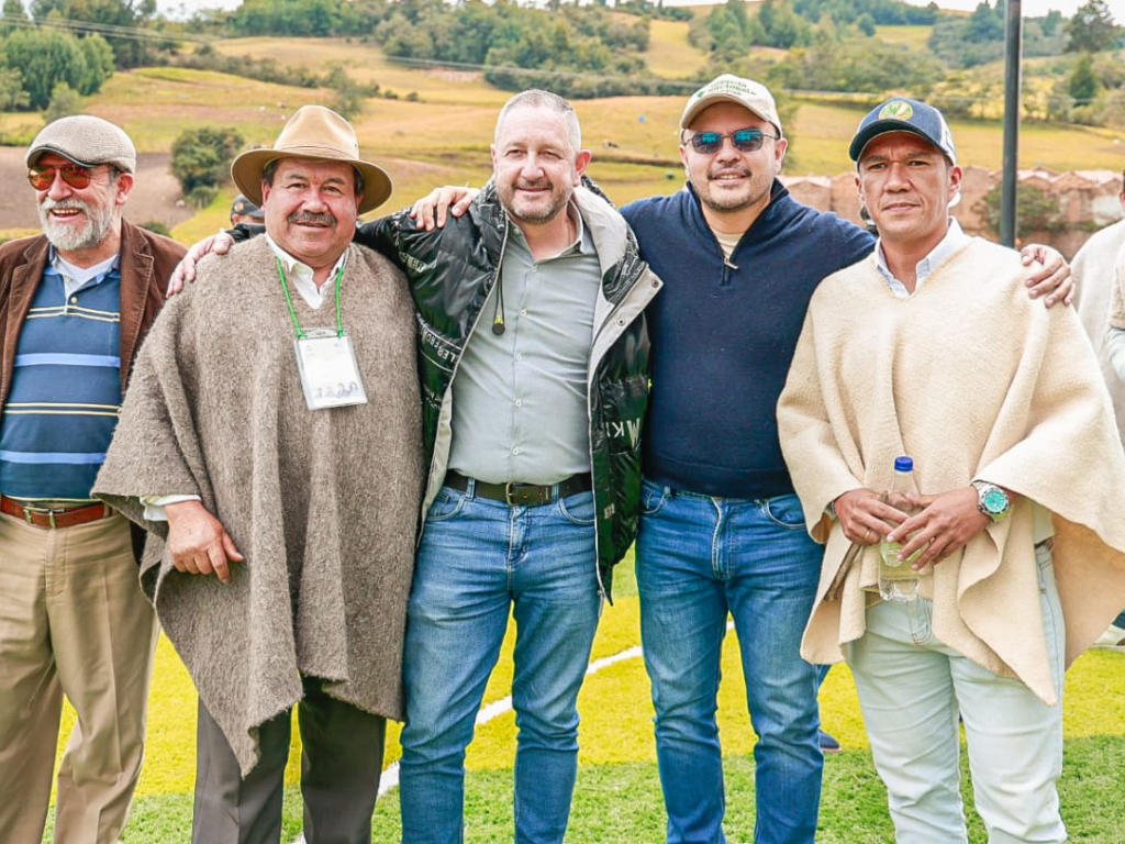 un-grupo-de-hombres-posando-para-una-foto-en-un-campo-junto-a-director-ant