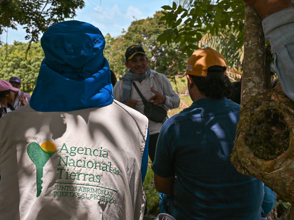 un-grupo-de-personas-de-pie-alrededor-de-un-rbol