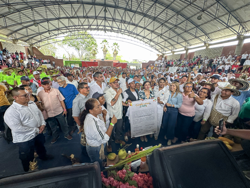 un-grupo-de-personas-parados-frente-a-un-banner