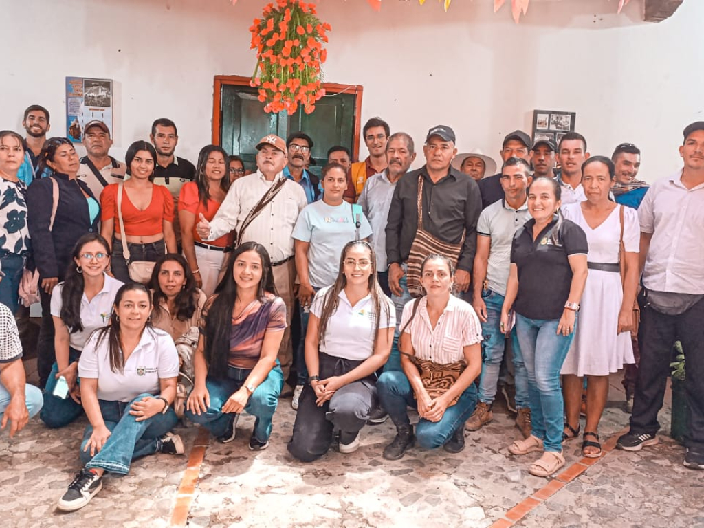 un-grupo-de-personas-posando-para-una-foto-frente-a-un-edificio