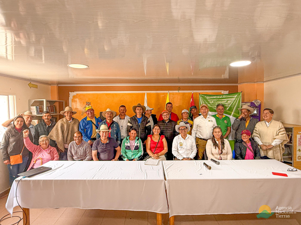 un-grupo-de-personas-posando-para-una-foto-frente-a-una-mesa