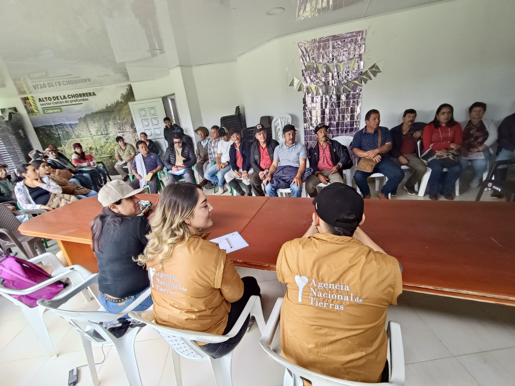 un-grupo-de-personas-sentadas-alrededor-de-una-mesa-con-un-hombre