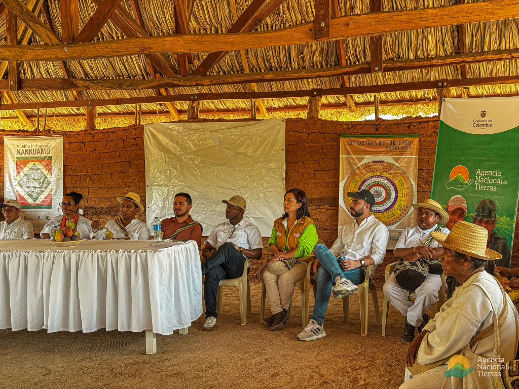 un-grupo-de-personas-sentadas-alrededor-de-una-mesa-en-una-cabana
