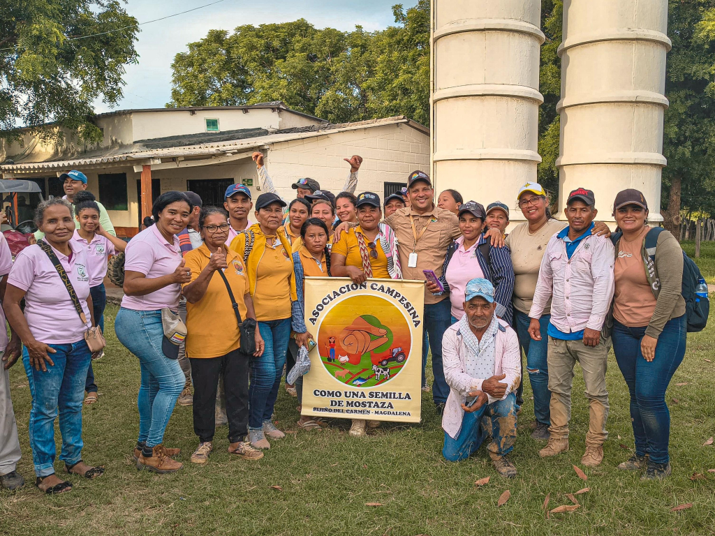 un-grupo-de-personas-paradas-frente-a-un-silo