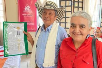 Pareja de campesinos recibiendo su título.
