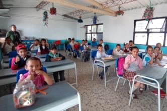 Niños en un salón de clases.