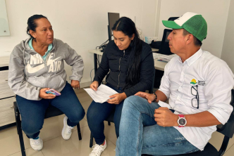 Funcionario-ant-dialogando-con-mujeres-campesinas-del-tolima